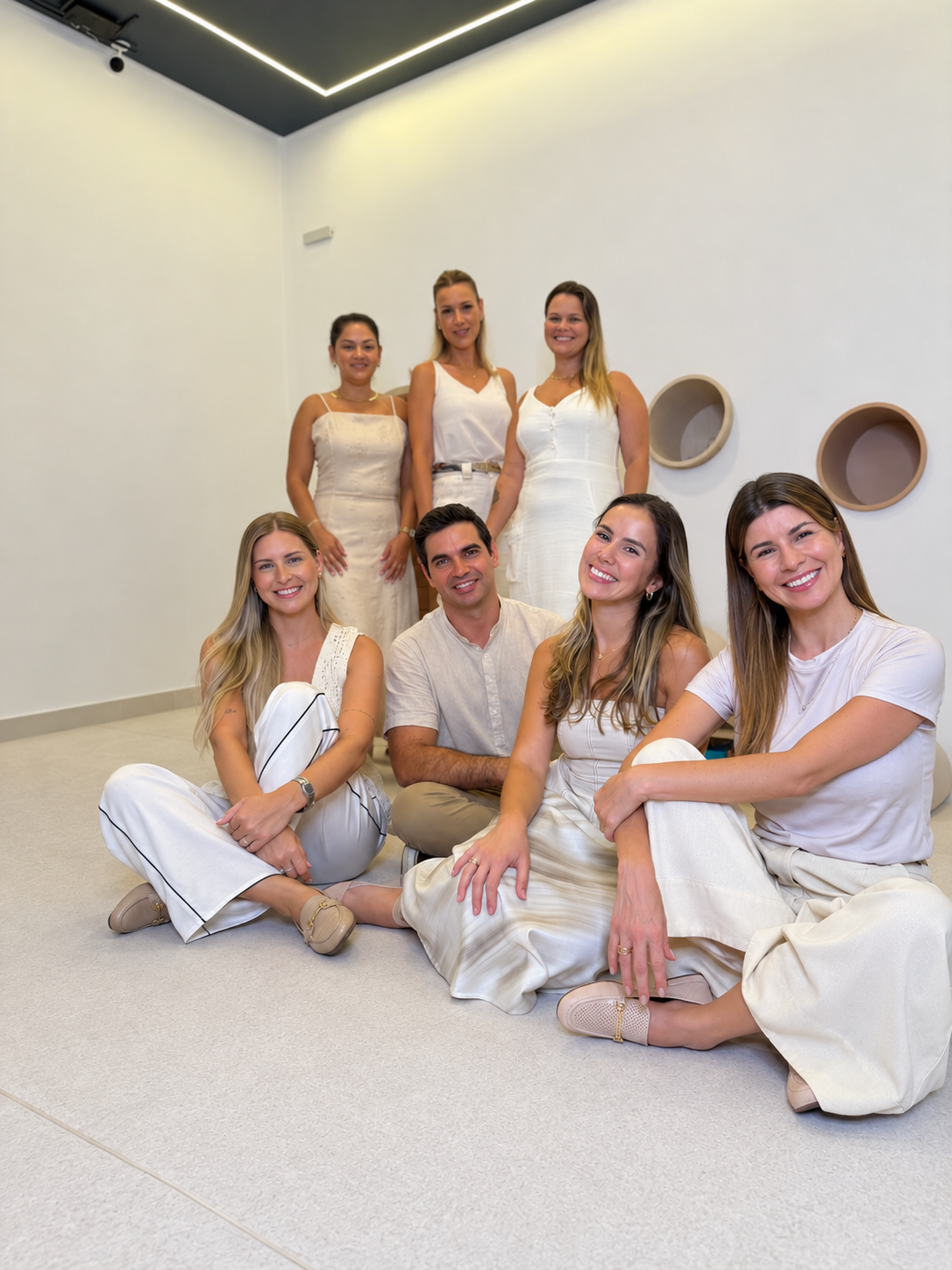 Equipe Mini Universo reunida no espaço da clínica