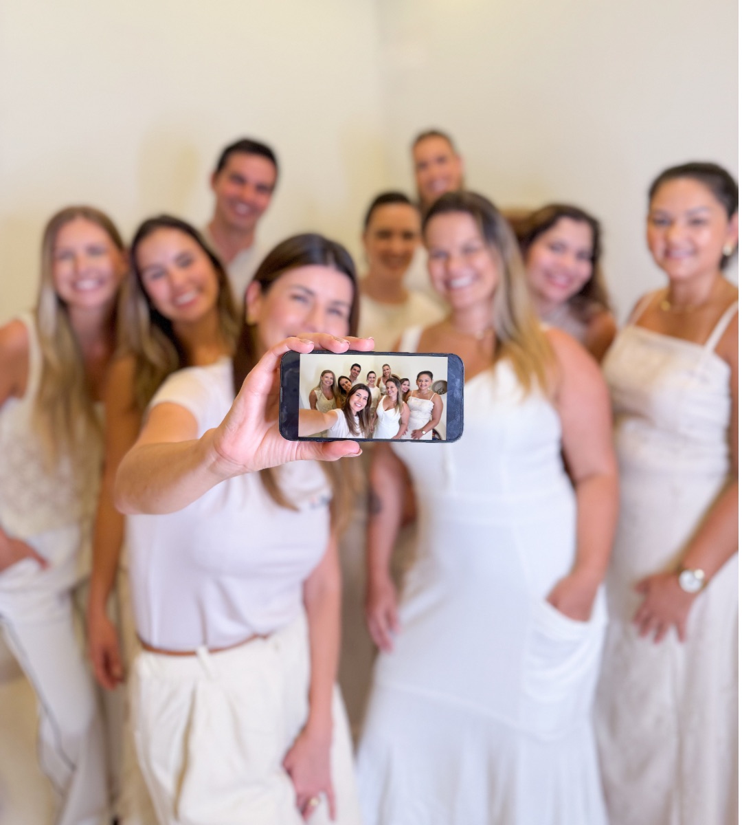 Equipe reunida ou fachada do Mini Universo